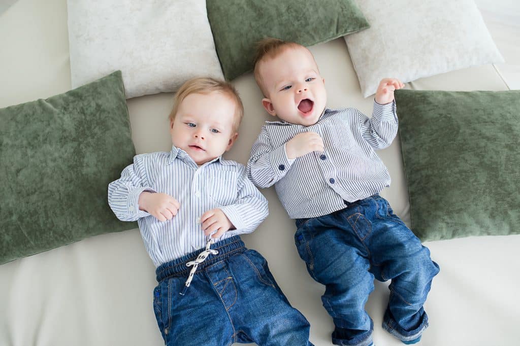 identical twins with different heights