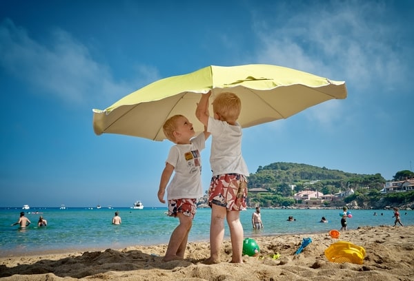 how to tell identical twins apart